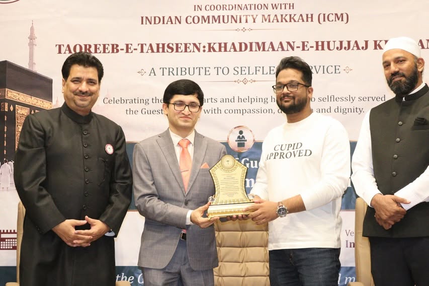 Saad Anwar receiving recognition for community service in Jeddah